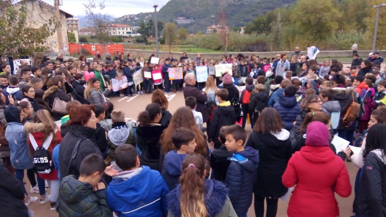 I giovani di Vallecrosia in piazza per i Diritti dell’Infanzia