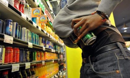 Beccati a rubare al supermercato nei guai due adolescenti