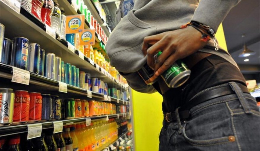Ruba nel suo supermercato. Dipendente denunciato