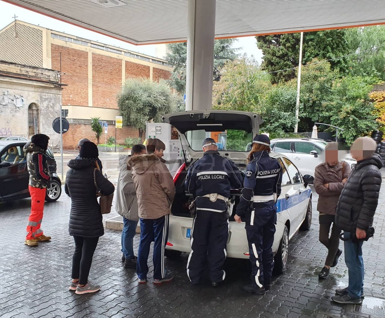 Sanremo: dal distributore esce acqua al posto della benzina, decine di auto in panne
