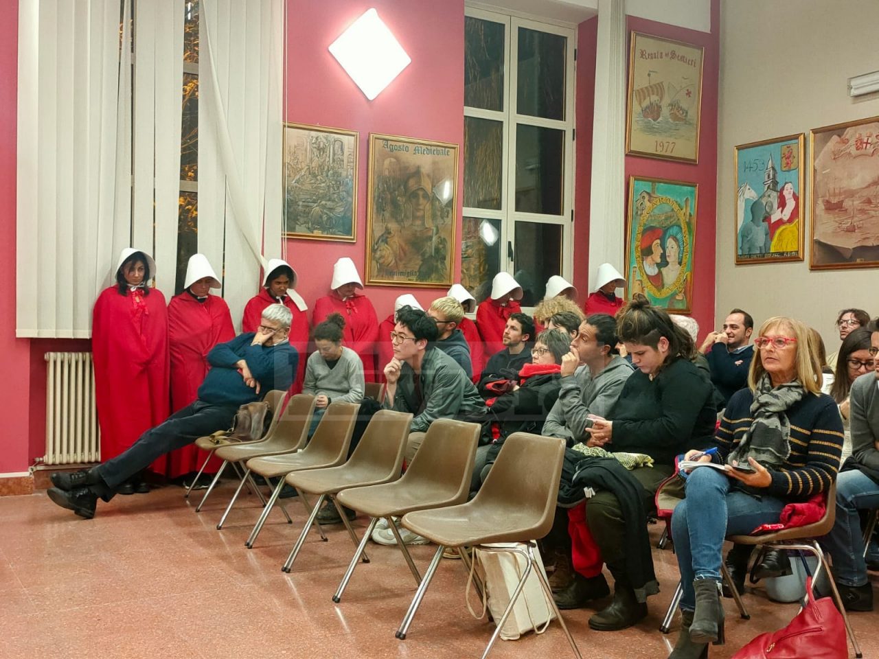 Ventimiglia: “No al Forum famiglie”, flash mob interrompe il Consiglio