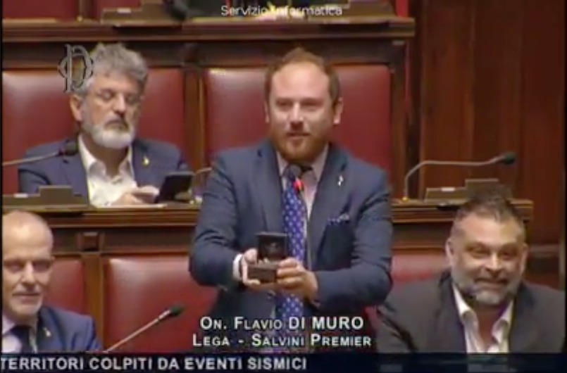 “Elisa mi sposi?”: la proposta di matrimonio dell’on. Di Muro in diretta dal Parlamento