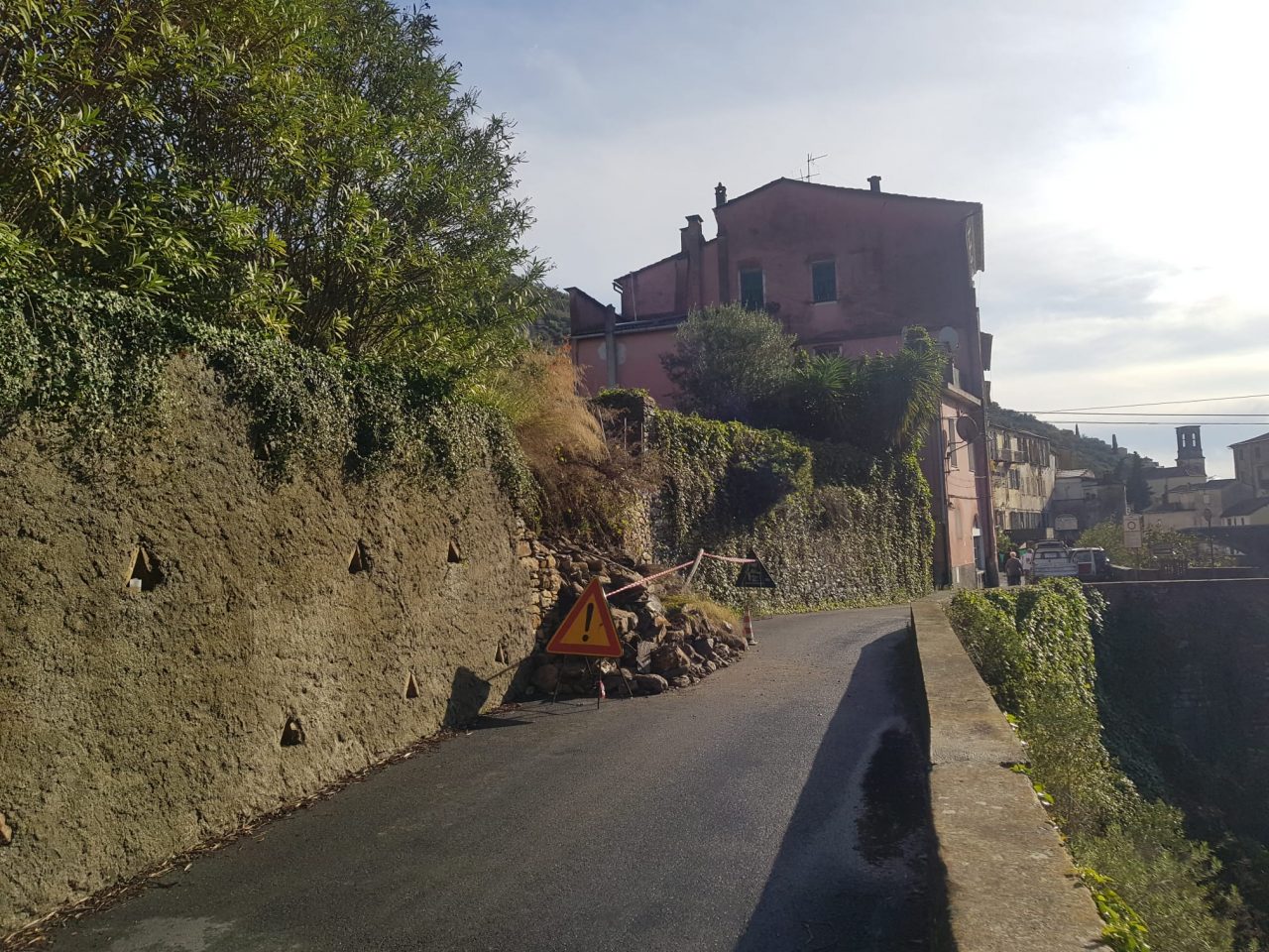 Frana sulla strada di Dolcedo