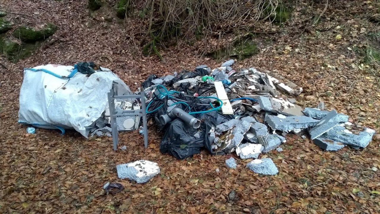 Discarica abusiva nell’entroterra di Sanremo, la segnalazione di un lettore