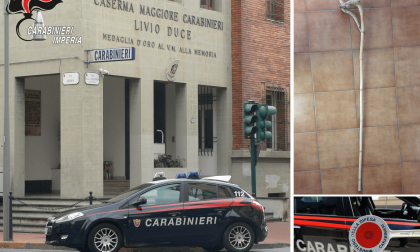 Gira nei negozi armato di bastone e coltello. Denunciato 24enne