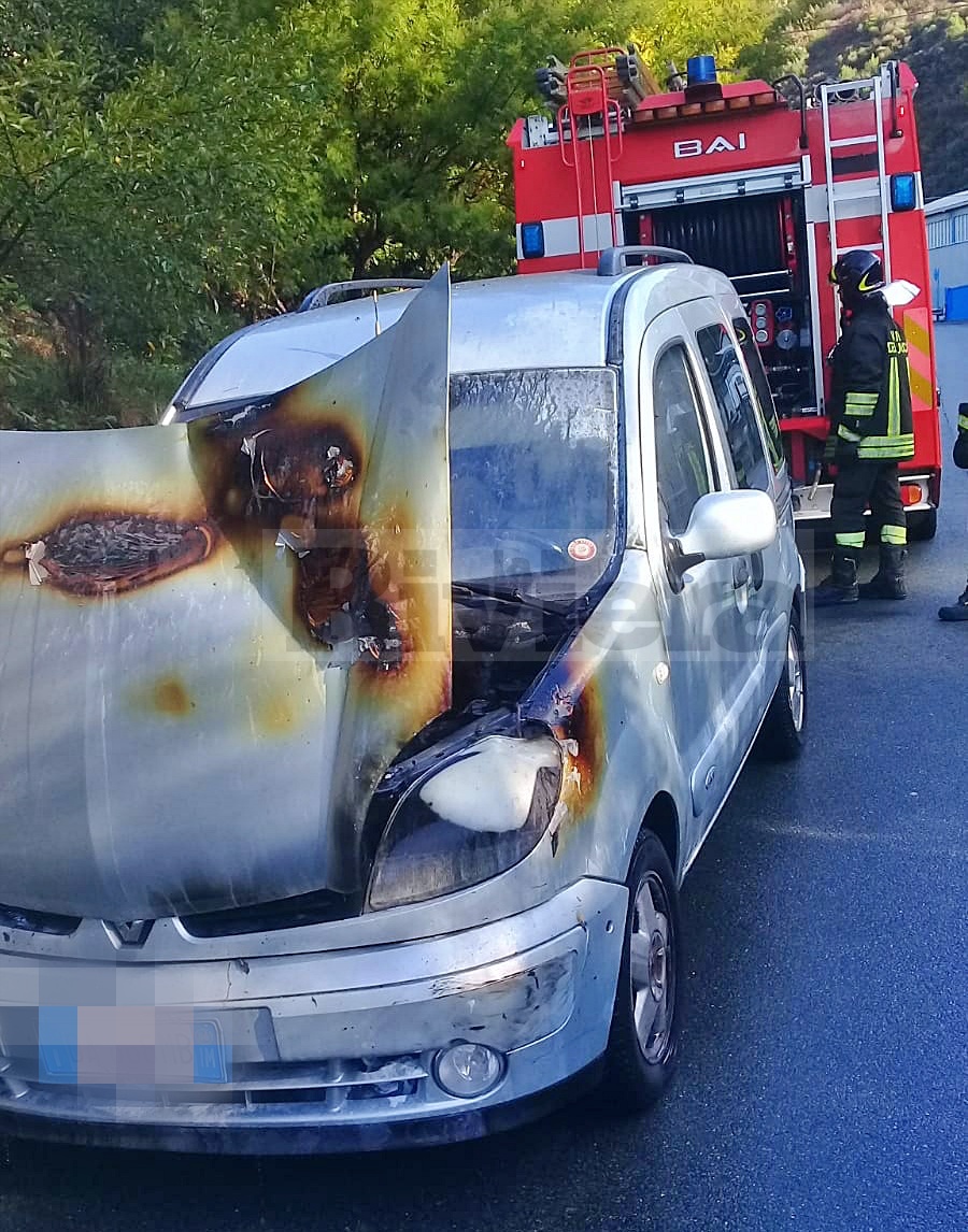 Incendio auto Soldano Renault_02