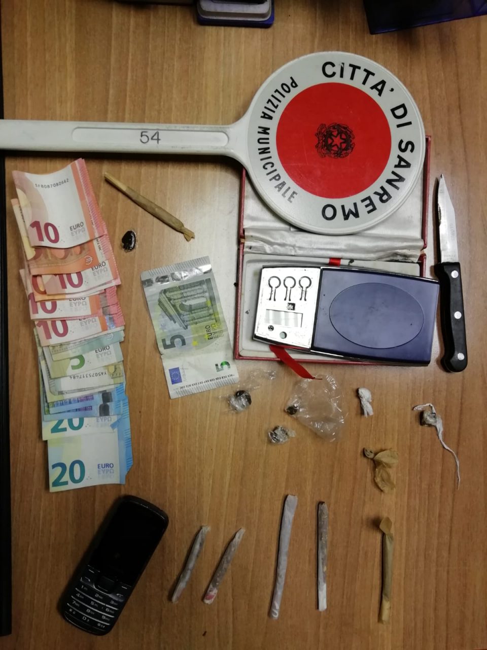 Beccato mentre spacciava hashish nei guai un sanremese