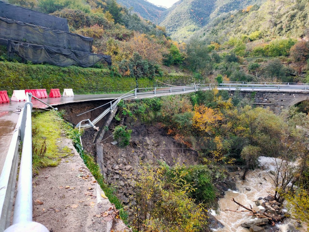 Si spacca la strada: isolato Comune di Rocchetta Nervina. Il video dell’asfalto che cede