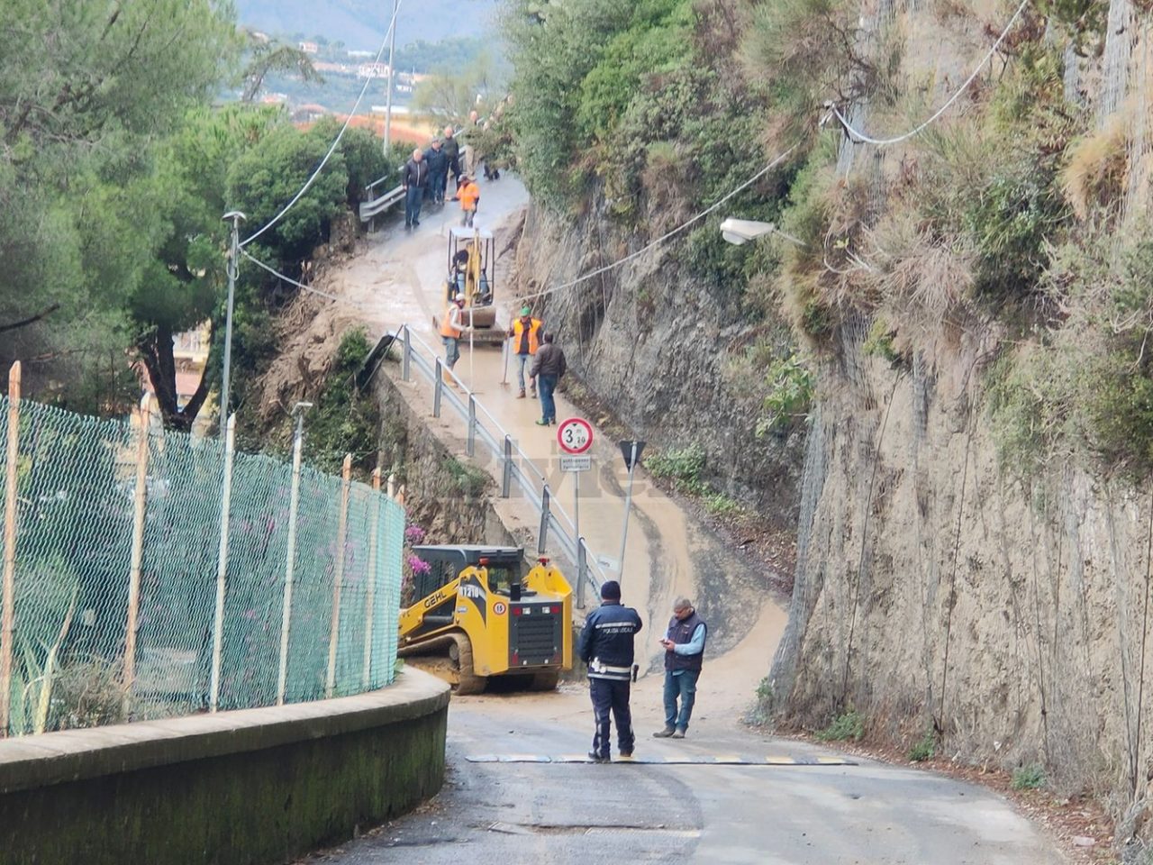 Isolate 150 persone a Ventimiglia per una frana, sul posto i Vigili del Fuoco