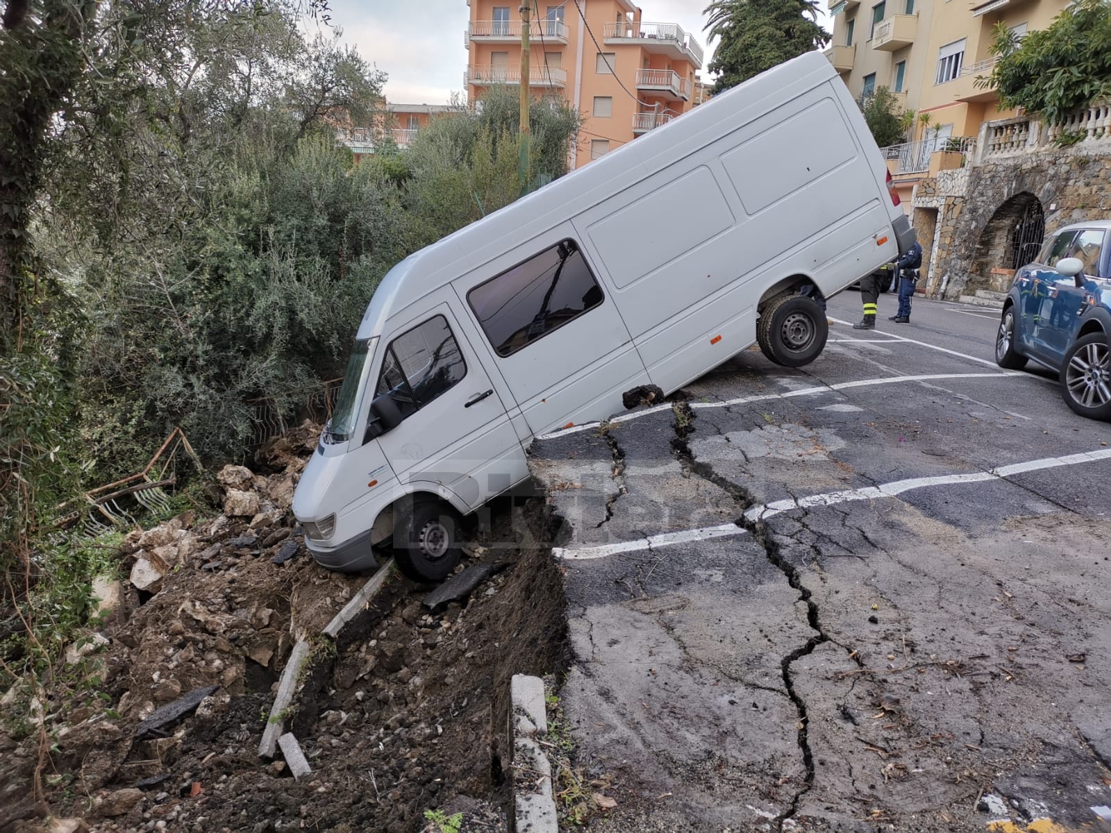 Maltepo novembre 2019 Sanremo auto bilico frana via Goethe _04