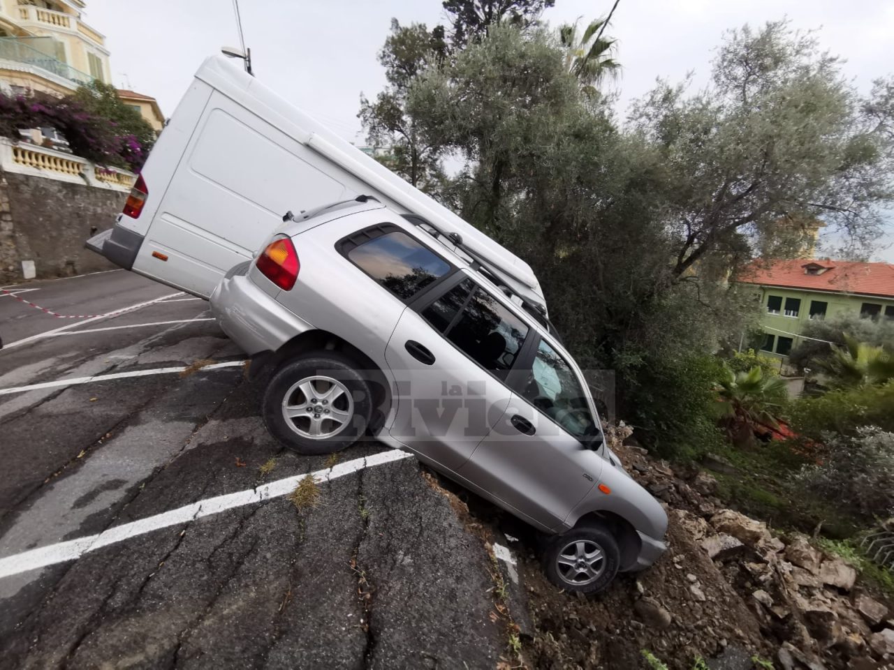 Frana la strada in via Goethe, auto in bilico sul precipizio