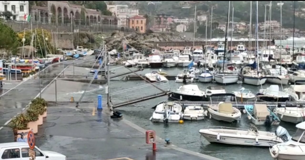Mareggiata a Bordighera, l’acqua esce dal bacino a rischio le barche. Foto e Video