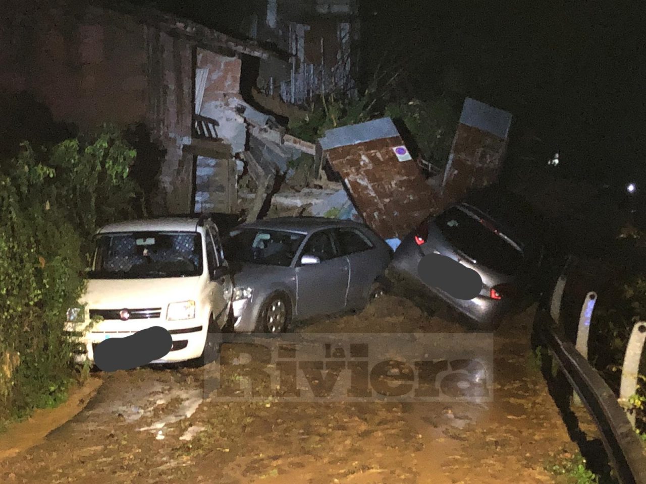 Frana travolge casa a Pieve di Teco. Sindaco: “Situazione drammatica”. Video e Foto