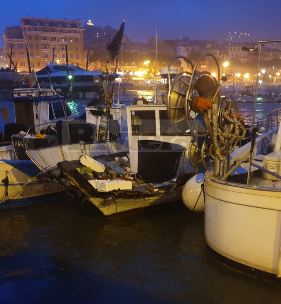 Mareggiata a Sanremo: danneggiato peschereccio al Porto Vecchio