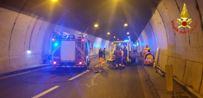 Auto si schianta in galleria nell’Aurelia Bis a Sanremo, bilancio è di 4 feriti