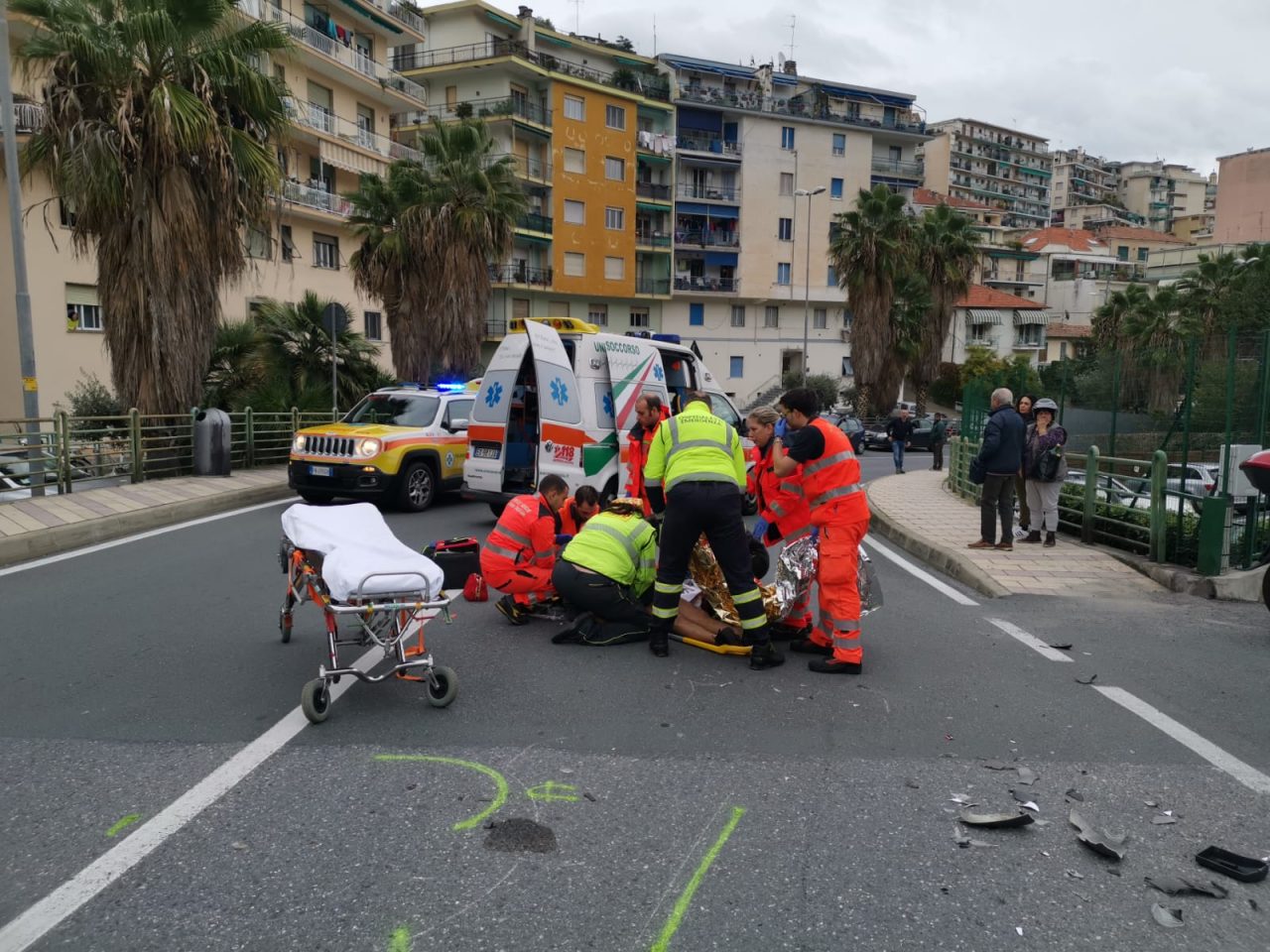 Violento scontro auto-moto a Sanremo. Giovane soccorso in codice rosso