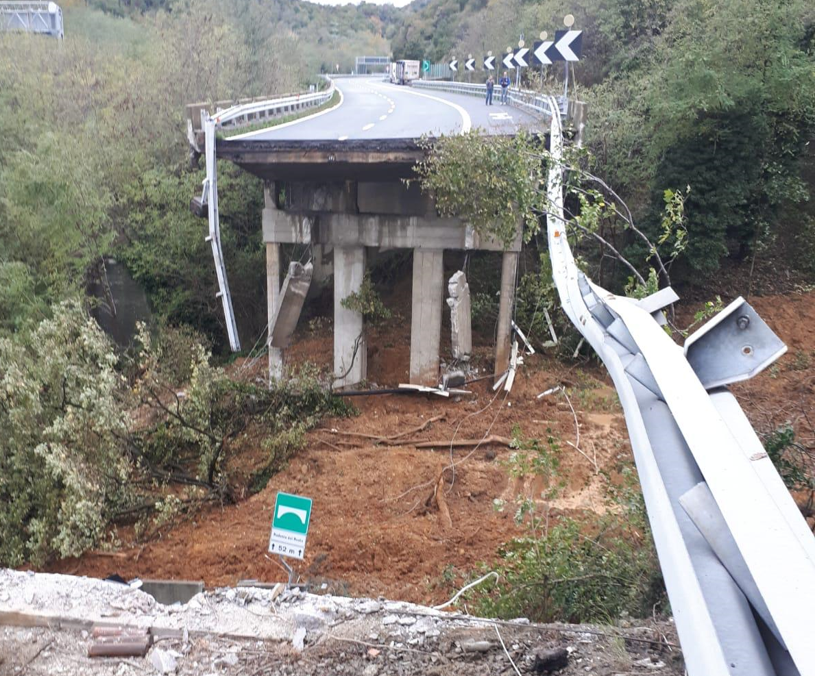 Crollo viadotto sull’A6: forse un’auto sotto la colata di fango. Video