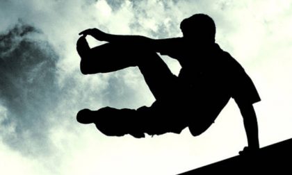 Precipita mentre pratica parkour: migliorano condizioni 14enne