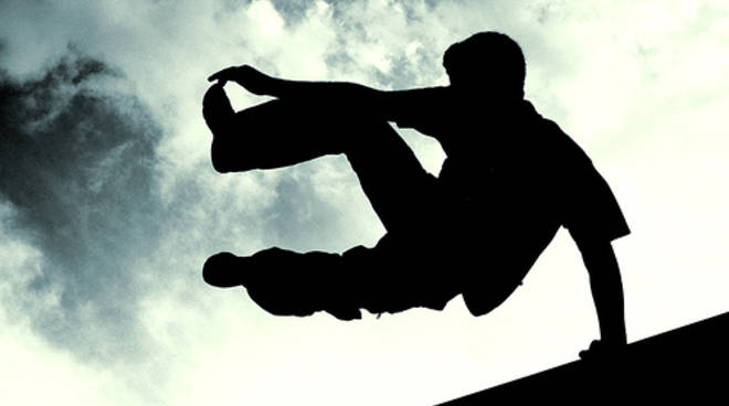 Precipita mentre pratica parkour: migliorano condizioni 14enne