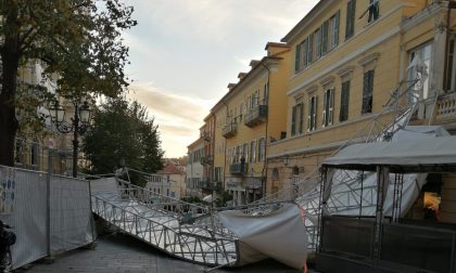 Crolla il ponteggio del Teatro Cavour. Malore per una passante