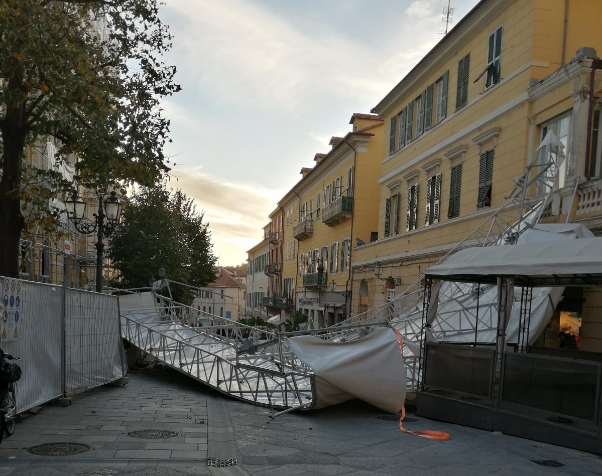 Crolla il ponteggio del Teatro Cavour. Malore per una passante