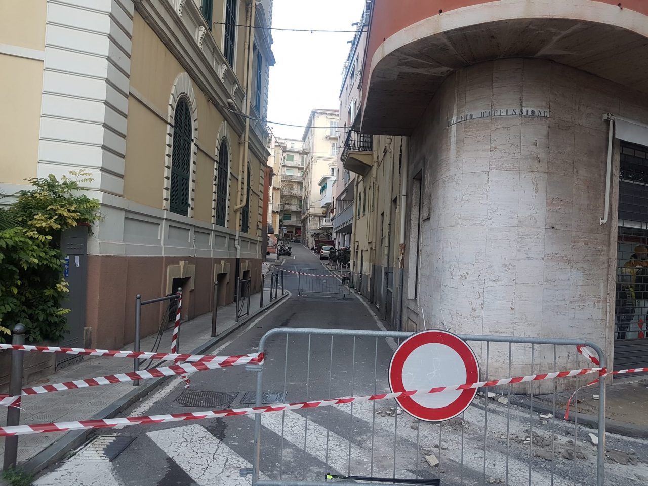 Cadono calcinacci da un palazzo. Chiusa via nel centro di Sanremo