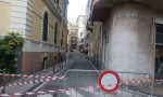 Cadono calcinacci da un palazzo. Chiusa via nel centro di Sanremo