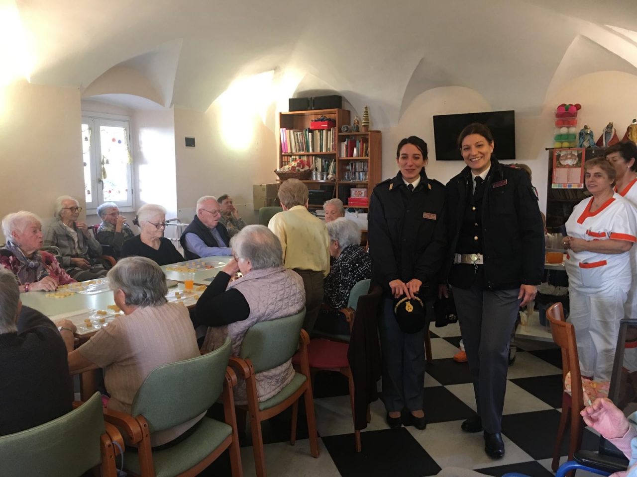 Gli auguri della Polizia agli anziani della casa di riposo Betlemme