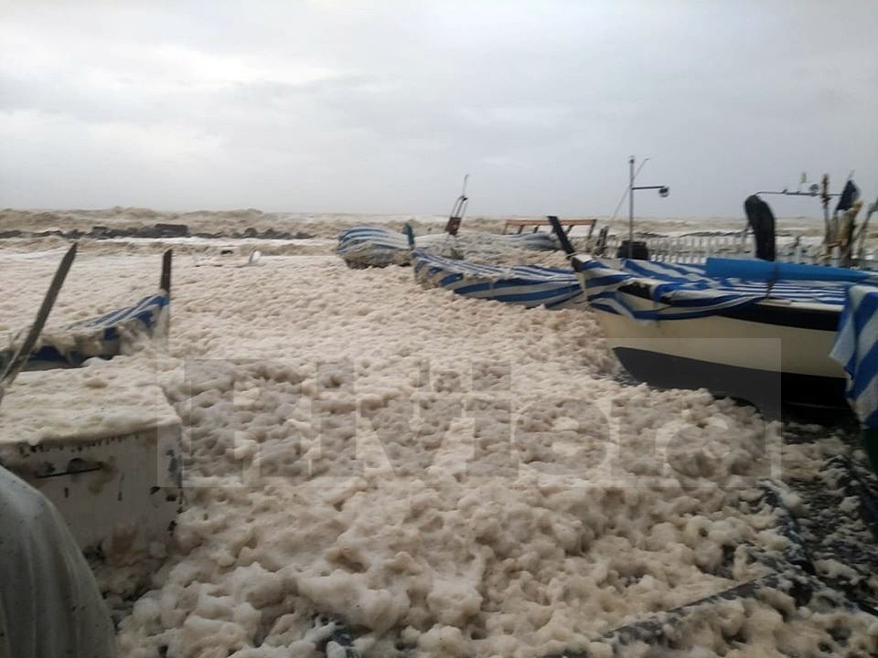 La mareggiata ricopre di schiuma la spiaggia a Ventimiglia. Video