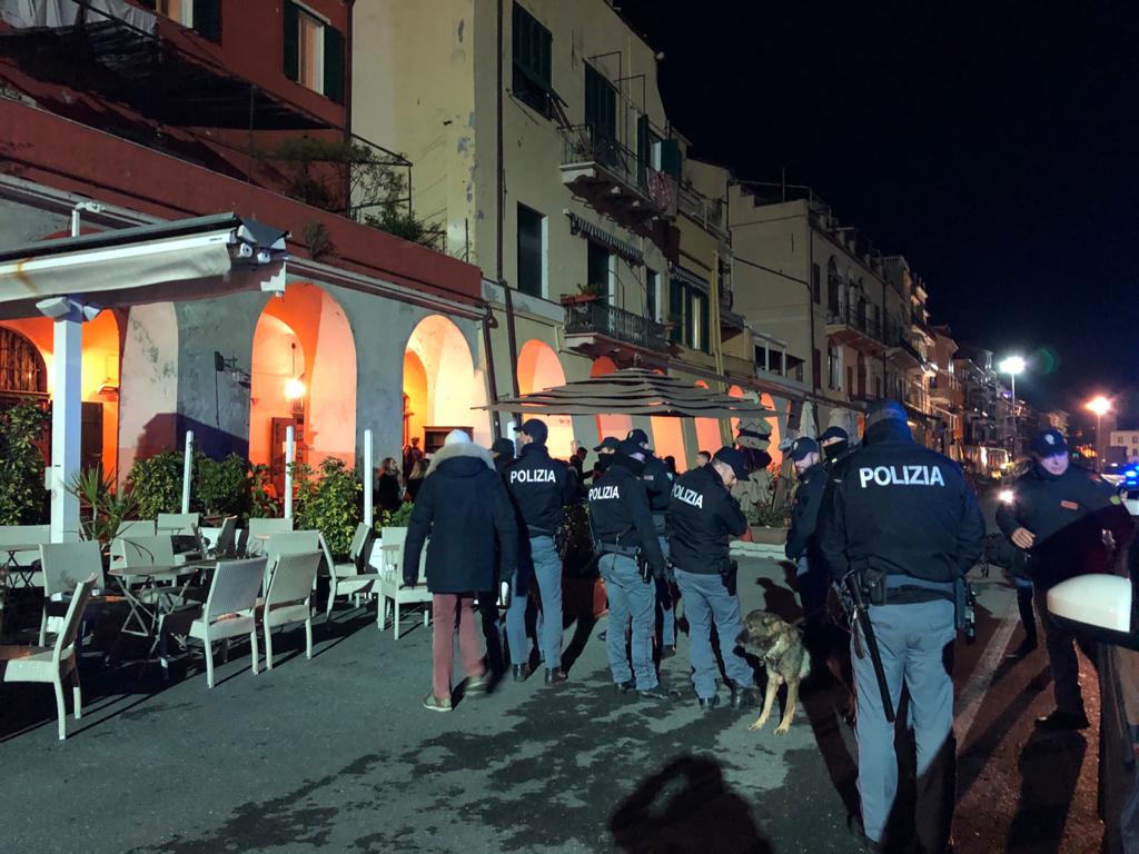 polizia calata cuneo notte