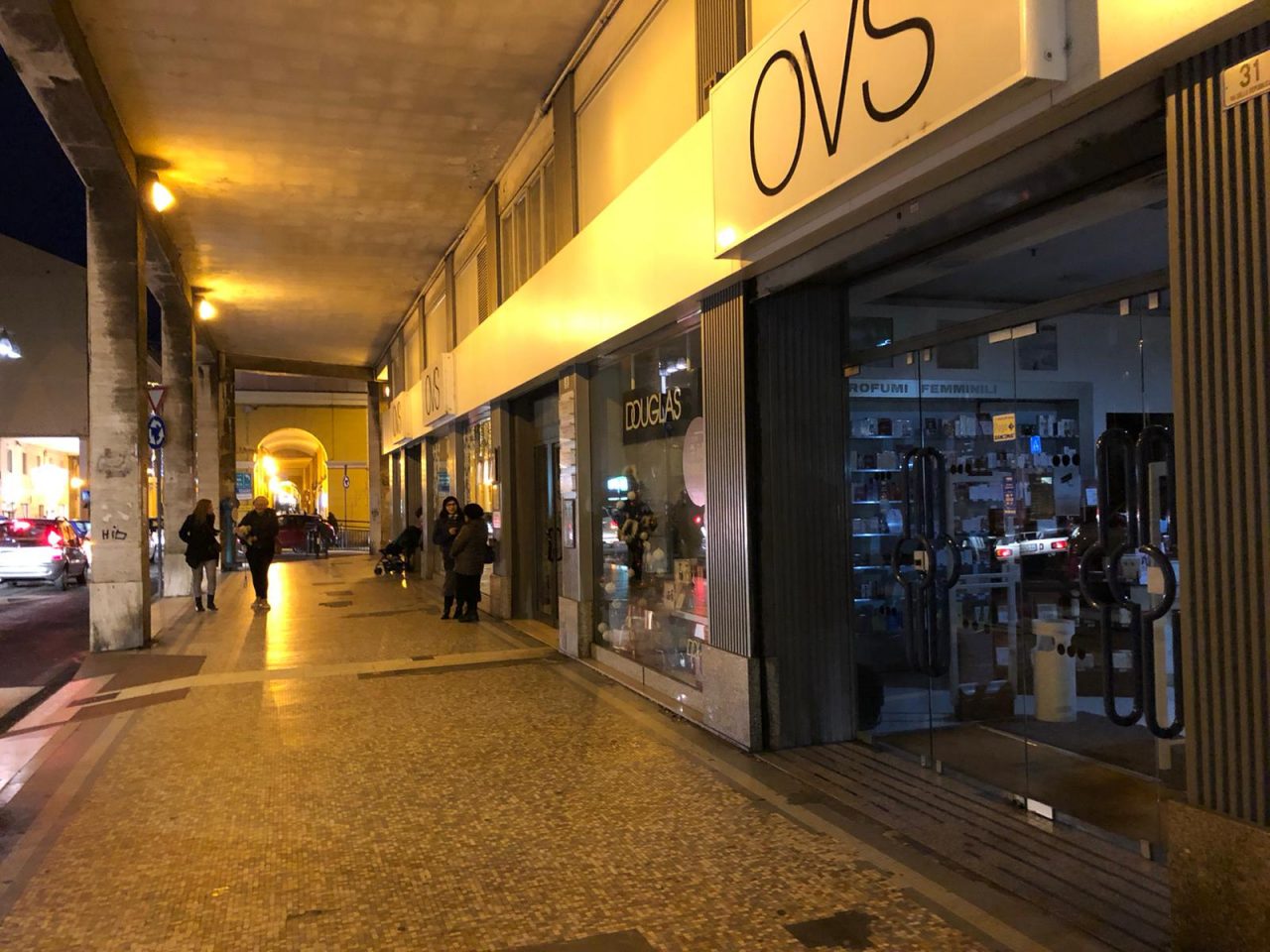 Shopping natalizio al buio a Imperia saltata la luce a Oneglia