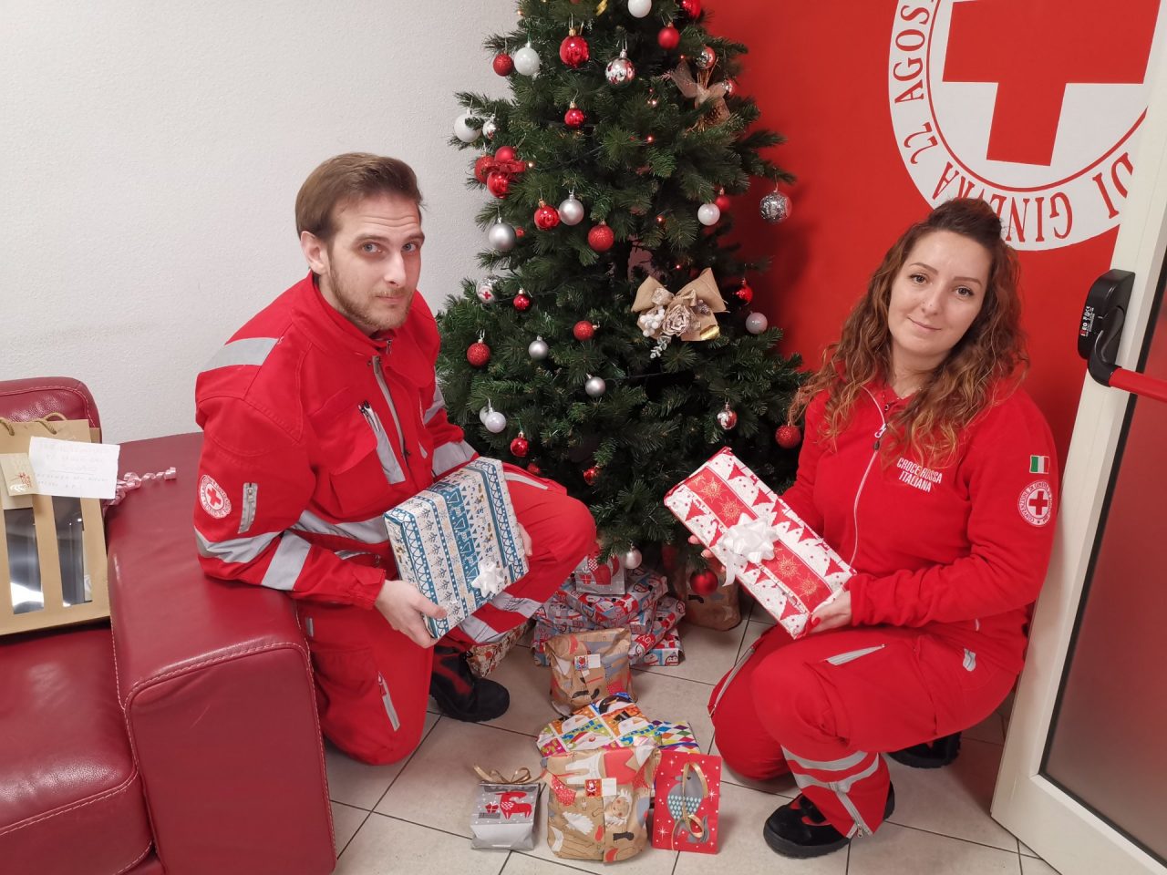 Bimbi raccolgono doni per i cotanei meno fortunati