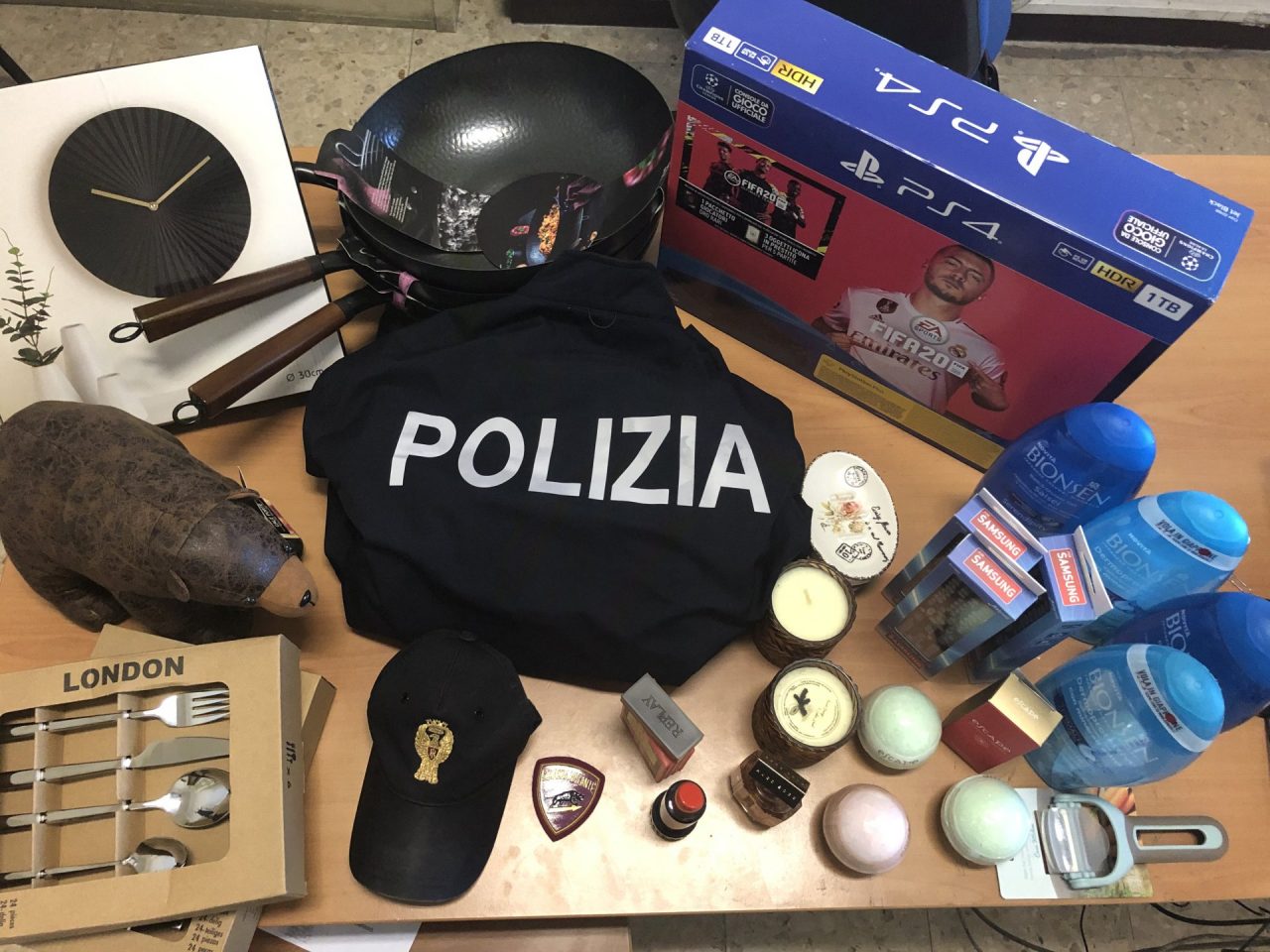 Ruba televisore in un centro commerciale, fermato da poliziotta fuori servizio