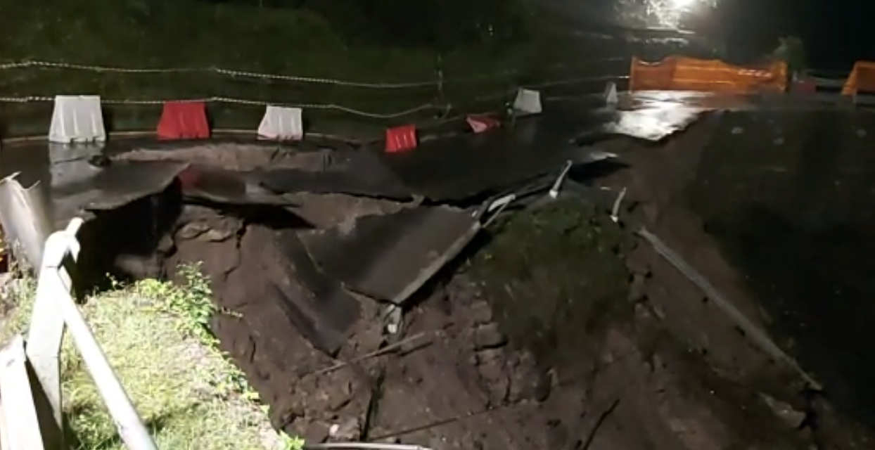 Maltempo: strada crolla di nuovo in diretta a Rocchetta Nervina. Video