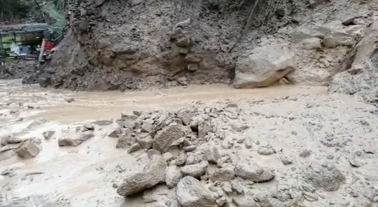 Maltempo: un fiume di fango dalla frana di Cenova. Video