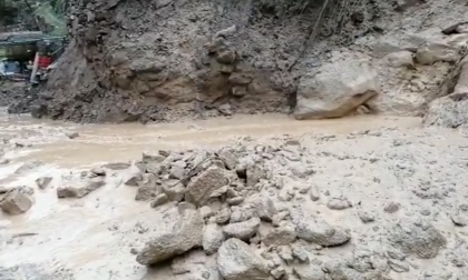 Maltempo: un fiume di fango dalla frana di Cenova. Video
