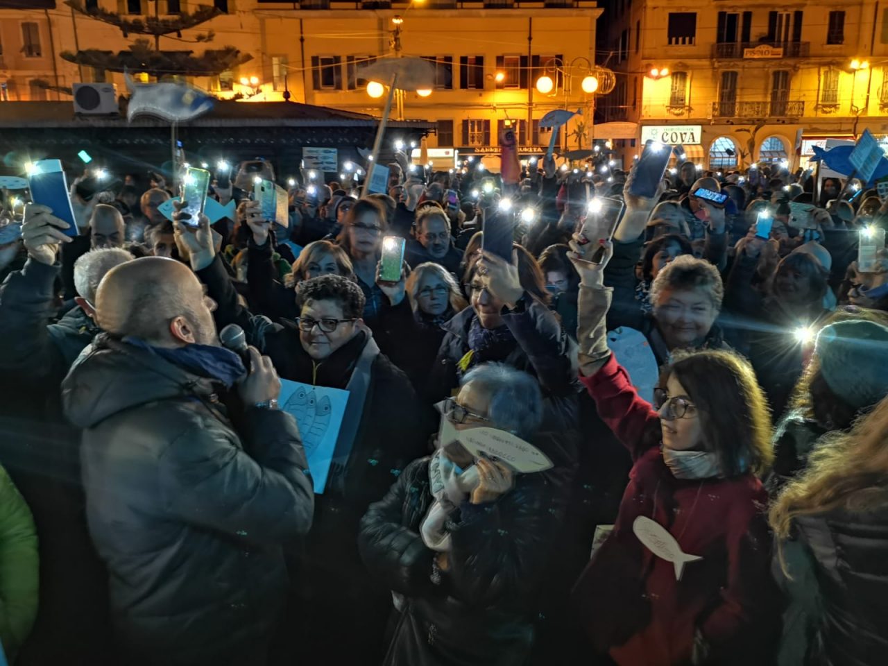 Sanremo: centinaia di sardine in piazza con le luci levate al cielo