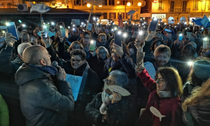 Sanremo: centinaia di sardine in piazza con le luci levate al cielo
