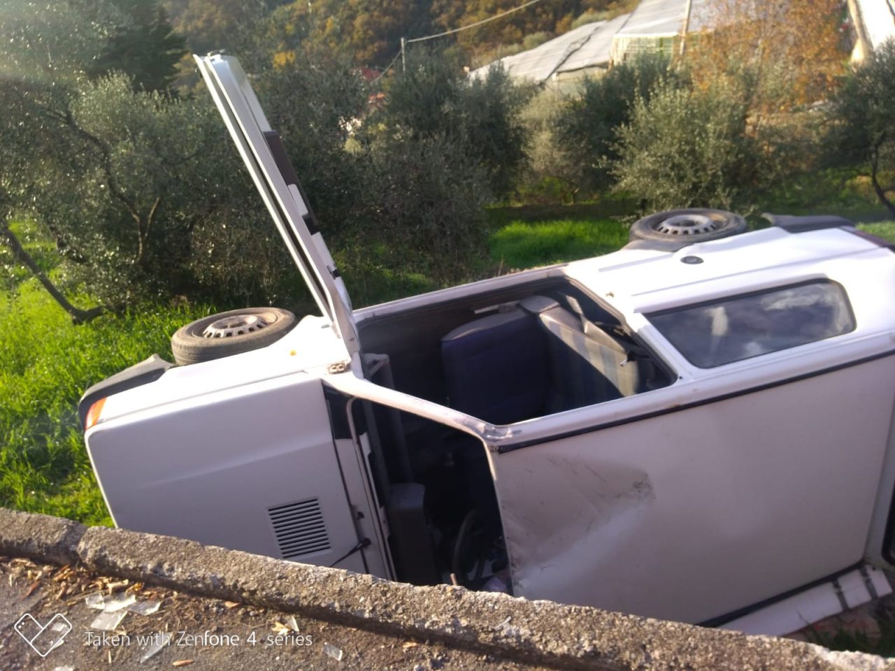 Perde il controllo dell’auto e finisce fuoristrada. Soccorsa una coppia