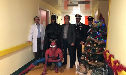 Supereroi in corsia: l'Uomo Ragno e Batman regalano un sorriso ai bimbi ricoverati