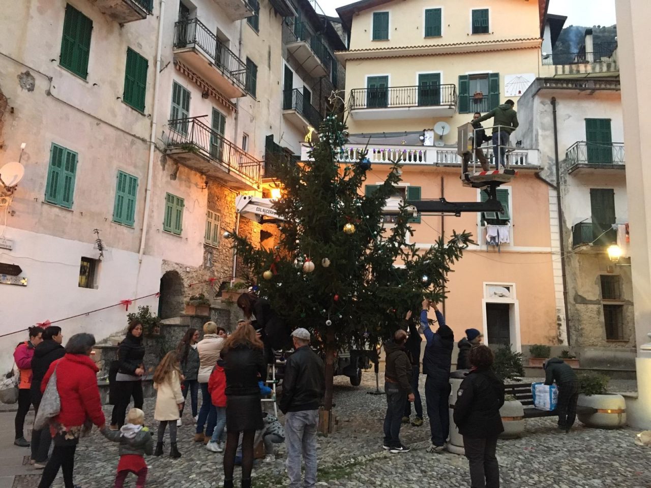 Con gli addobbi del borgo Airole dà il via al suo magico Natale