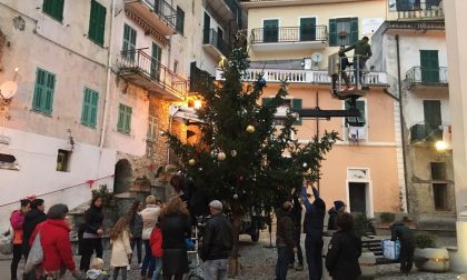 Con gli addobbi del borgo Airole dà il via al suo magico Natale