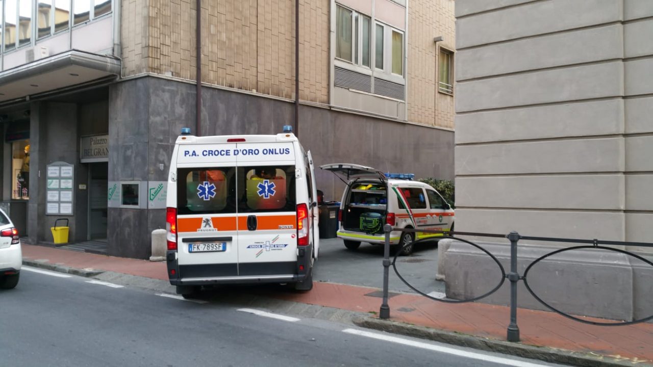 Uomo cade dalle scale. In arrivo l’elisoccorso