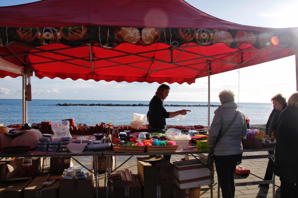 Bancarelle in festa a San Bartolomeo al Mare. Il programma dei prossimi giorni