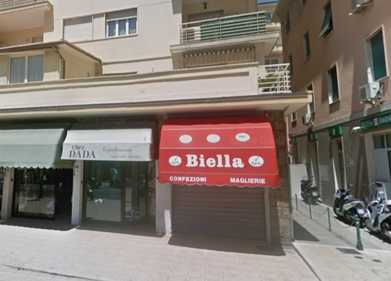 Furto e saccheggio in un negozio di abbigliamento della Foce