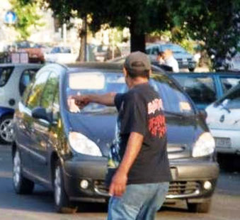 Parcheggiatore molesto denunciato a Sanremo