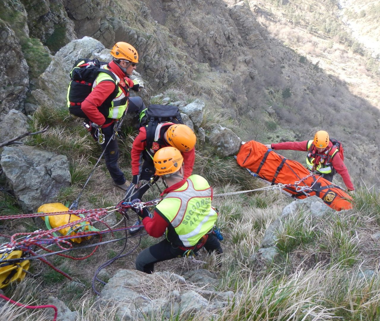 Elicottero e soccorso alpino per due escursionisti caduti