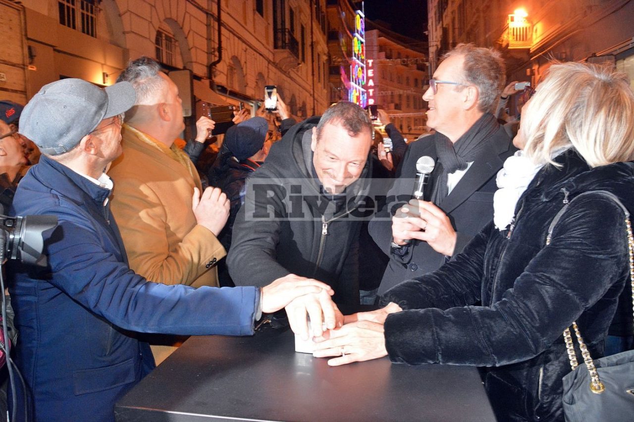 Amadeus accende le luminarie in via Matteotti dedicate a Modugno. Foto e Video