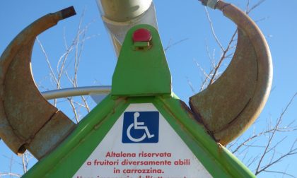 Danneggiata l'altalena dei disabili: vandali o ruggine?