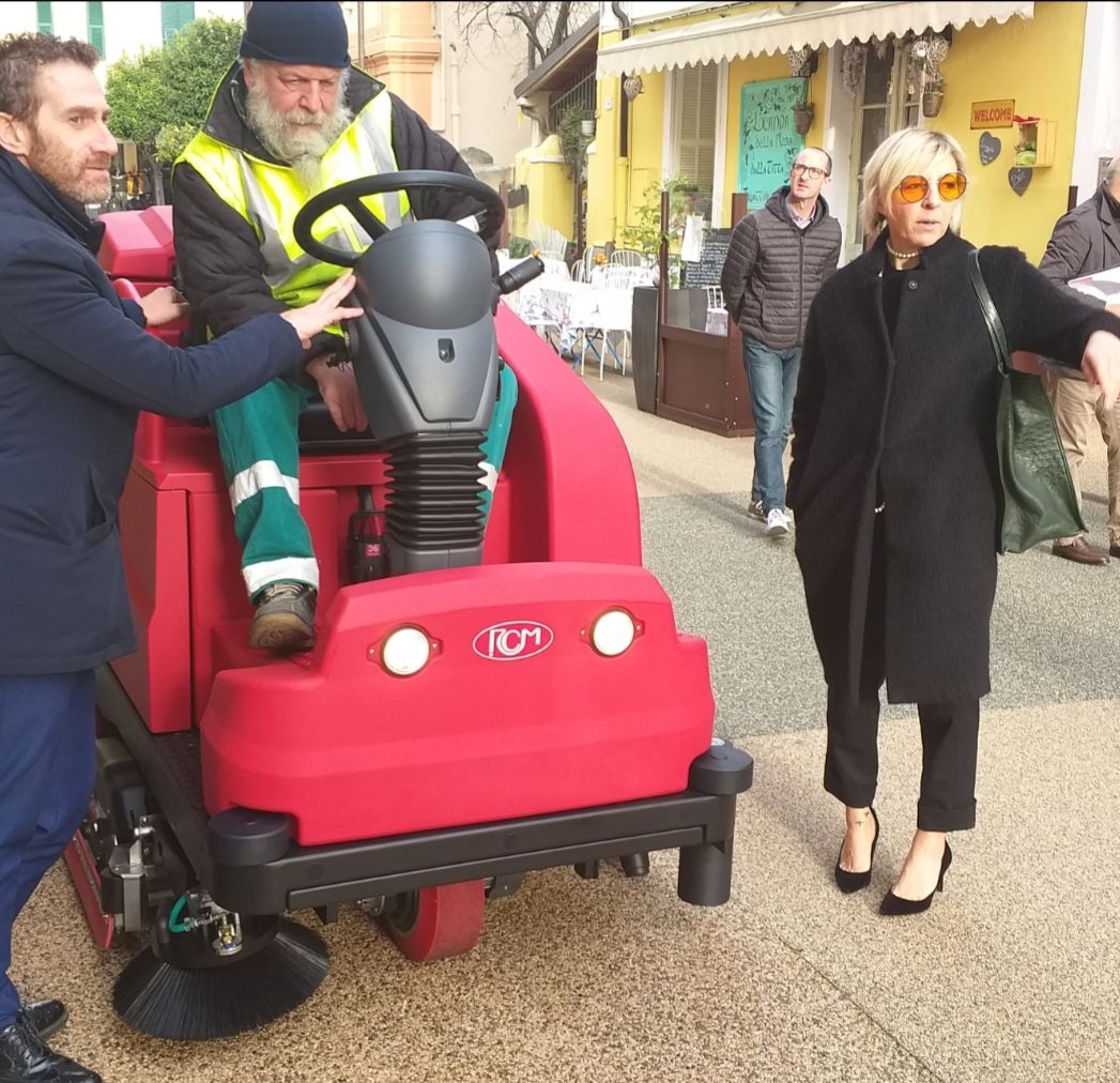 A Diano Marina una macchina spazza-lava-asciuga strade